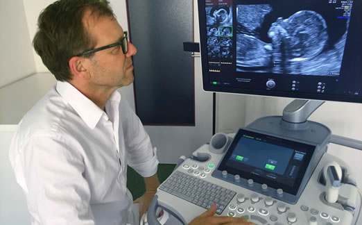 Dr. Christian Frank beim Ultraschall